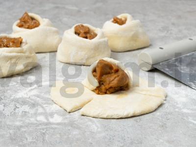 Rožių formos varškės bandelės Žingsnis 2
