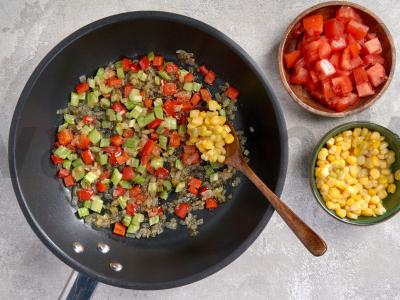 Garuose virtų ryžių garnyras su kukurūzais Žingsnis 1