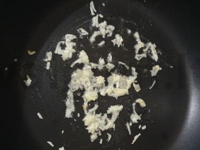 Makaronai su midijomis pomidorų ir grietinėlės padaže Žingsnis 1