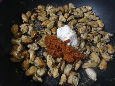 Makaronai su midijomis pomidorų ir grietinėlės padaže Žingsnis 2