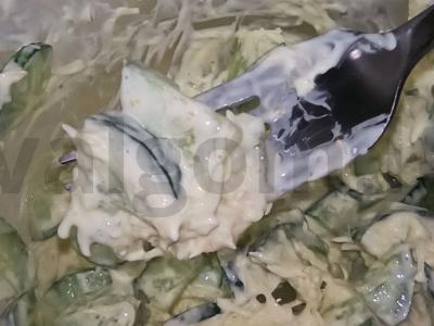 Agurkų ir sūrio salotos vaikams. pagrindine nuotrauka