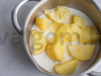 Bulvių košė su keptais grybais ir svogūnais Žingsnis 1