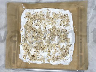 Meringue ritinys su spanguolėmis Žingsnis 3