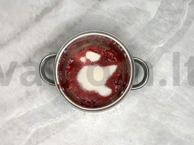 Meringue ritinys su spanguolėmis Žingsnis 6