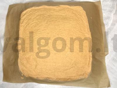 Meringue ritinys su spanguolėmis Žingsnis 9