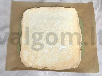 Meringue ritinys su spanguolėmis Žingsnis 10