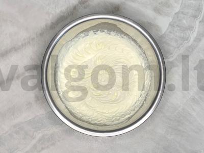 Meringue ritinys su spanguolėmis Žingsnis 11