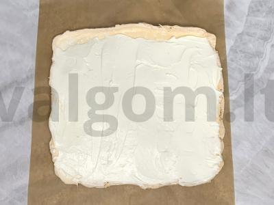Meringue ritinys su spanguolėmis Žingsnis 12