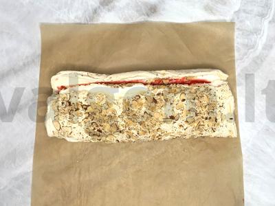 Meringue ritinys su spanguolėmis Žingsnis 14