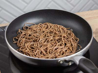 Vištienos šlaunelė unagi su česnakais ir sezamo sėklomis bei grikių makaronais Žingsnis 4