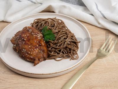 Vištienos šlaunelė unagi su česnakais ir sezamo sėklomis bei grikių makaronais pagrindine nuotrauka
