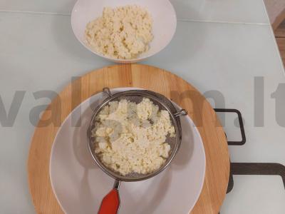Puikūs naminiai sūrio pyragaičiai Žingsnis 1
