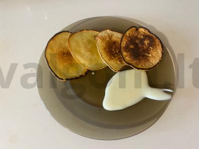 Pūkuoti mini blyneliai kaip močiutės. pagrindine nuotrauka