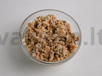 Paprastos ir skanios salotos su žuvies konservais Žingsnis 3