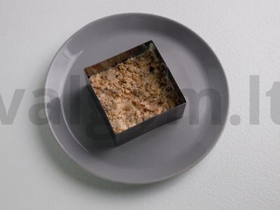 Paprastos ir skanios salotos su žuvies konservais Žingsnis 4