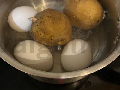"Naujųjų metų" salotos su bulvėmis ir krabų lazdelėmis Žingsnis 1