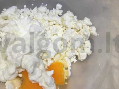 Varškės apkepas su manų kruopomis ir krakmolu Žingsnis 1