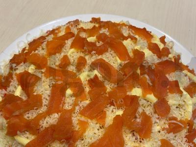 "Naujųjų metų" salotos su bulvėmis ir krabų lazdelėmis Žingsnis 7