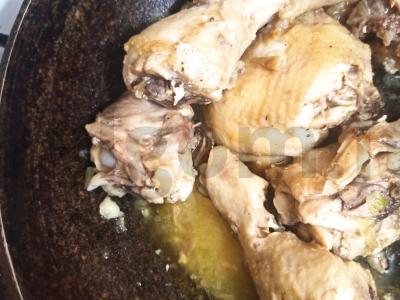 Vištiena keptuvėje pagrindine nuotrauka