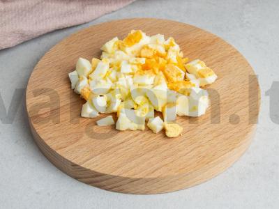 Salotos su žuvies konservais, žaliaisiais žirneliais, ryžiais ir kiaušiniais Žingsnis 1