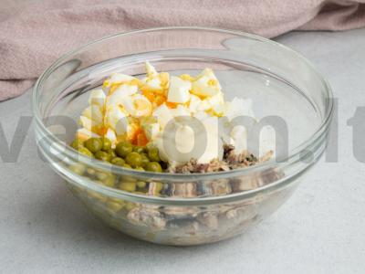 Salotos su žuvies konservais, žaliaisiais žirneliais, ryžiais ir kiaušiniais Žingsnis 2