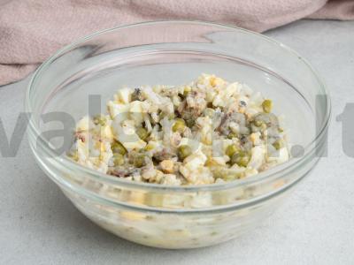 Salotos su žuvies konservais, žaliaisiais žirneliais, ryžiais ir kiaušiniais Žingsnis 3