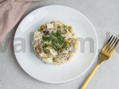 Salotos su žuvies konservais, žaliaisiais žirneliais, ryžiais ir kiaušiniais pagrindine nuotrauka