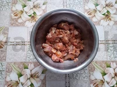 Vištiena grietinėlės padaže Žingsnis 1