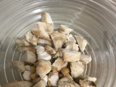 Ryškios salotos su vištienos krūtinėle, persimonais, sezamo sėklomis ir pistacijomis Žingsnis 1