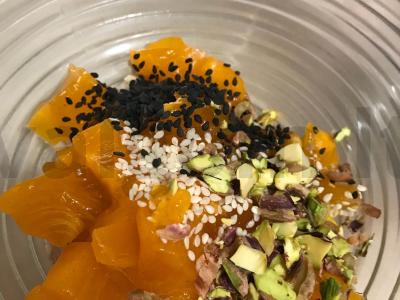 Ryškios salotos su vištienos krūtinėle, persimonais, sezamo sėklomis ir pistacijomis Žingsnis 3