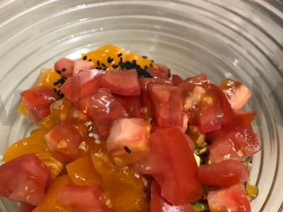 Ryškios salotos su vištienos krūtinėle, persimonais, sezamo sėklomis ir pistacijomis Žingsnis 4