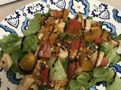 Ryškios salotos su vištienos krūtinėle, persimonais, sezamo sėklomis ir pistacijomis Žingsnis 5