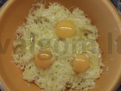 Bulviniai blyneliai su svogūnais ant ruginių miltų Žingsnis 3