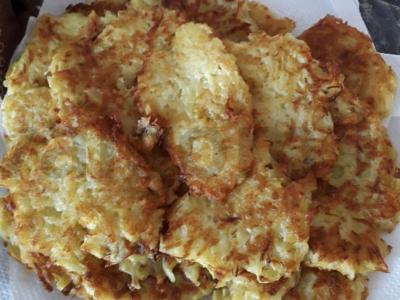 Bulviniai blyneliai su svogūnais ant ruginių miltų pagrindine nuotrauka