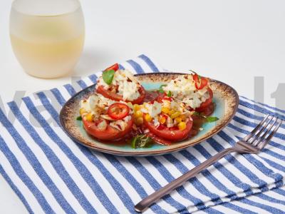 Karštas užkandis iš įdarytų pomidorų su vištiena pagrindine nuotrauka