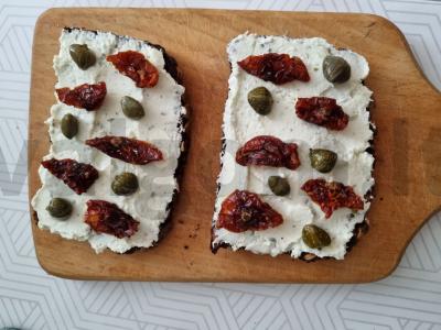 Sumuštiniai su saulėje džiovintais pomidorais ir kaparėliais Žingsnis 3