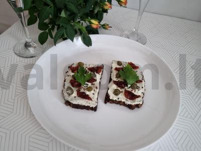 Sumuštiniai su saulėje džiovintais pomidorais ir kaparėliais pagrindine nuotrauka