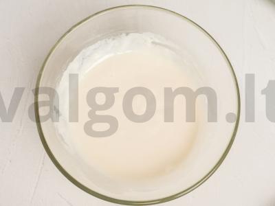 Imbieriniai pyragaičiai su glajumi ant lazdelės snieguolių forma Žingsnis 1