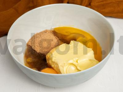 Imbieriniai pyragaičiai su glajumi ant lazdelės snieguolių forma Žingsnis 2