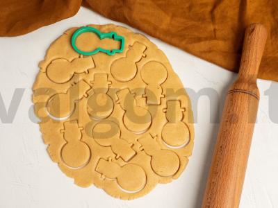 Imbieriniai pyragaičiai su glajumi ant lazdelės snieguolių forma Žingsnis 4