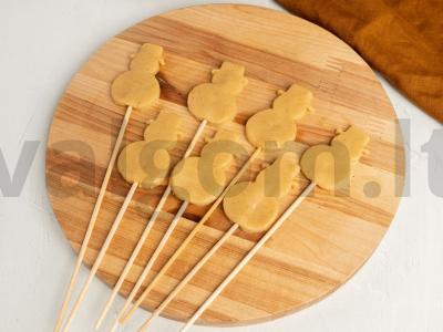 Imbieriniai pyragaičiai su glajumi ant lazdelės snieguolių forma Žingsnis 5