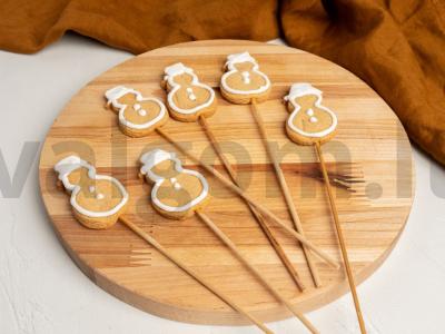 Imbieriniai pyragaičiai su glajumi ant lazdelės snieguolių forma Žingsnis 6