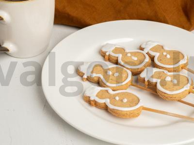 Imbieriniai pyragaičiai su glajumi ant lazdelės snieguolių forma pagrindine nuotrauka