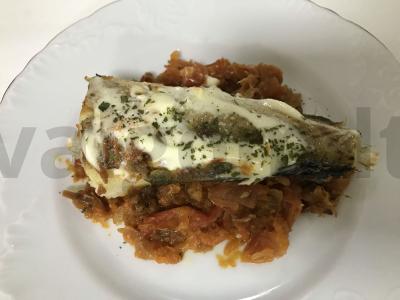 Žuvis ant morkų lovos pagrindine nuotrauka