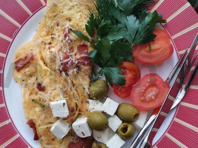 Prancūziško stiliaus omletas su šonine pagrindine nuotrauka