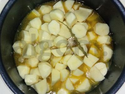Skanios bulvės, troškintos su šonkauliukais multicooker įrenginyje Žingsnis 1