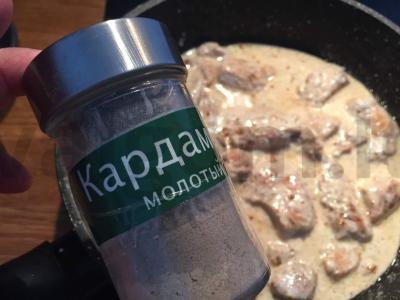Spagečiai grietinėlės ir mėsos padaže Žingsnis 7
