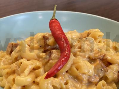 Mac-n-cheese su kumpiu ir sūriu. pagrindine nuotrauka