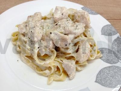 Tagliatelle su vištiena grietinėlės padaže pagrindine nuotrauka