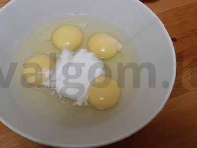 Skanus biskvitas su grietine Žingsnis 2
